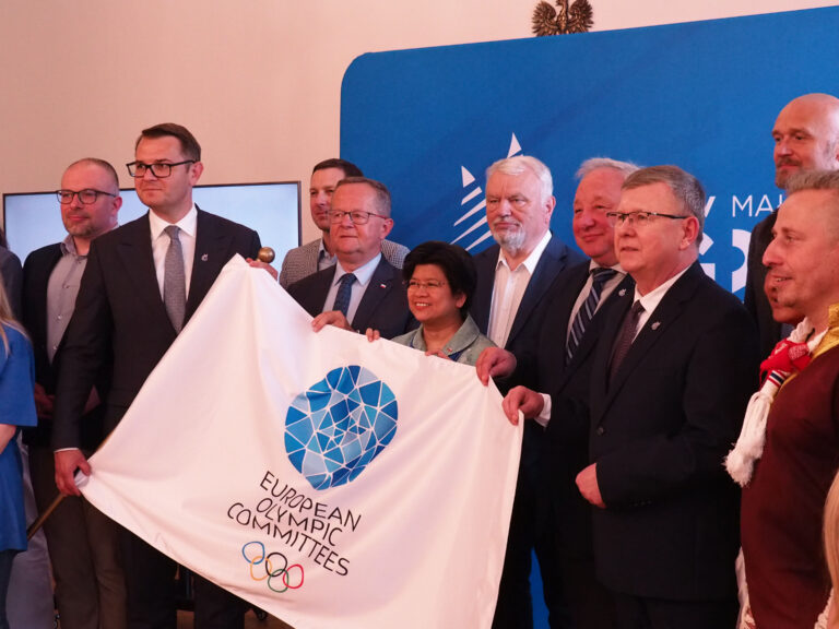 Flaga Igrzysk w rękach burmistrza Myślenic