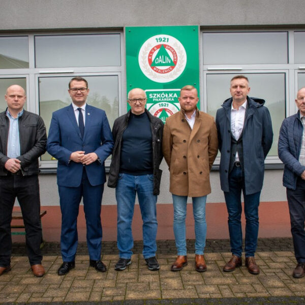 Umowa na przebudowę stadionu Dalinu Myślenice podpisana