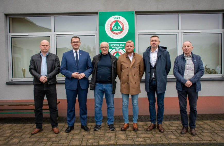 Umowa na przebudowę stadionu Dalinu Myślenice podpisana