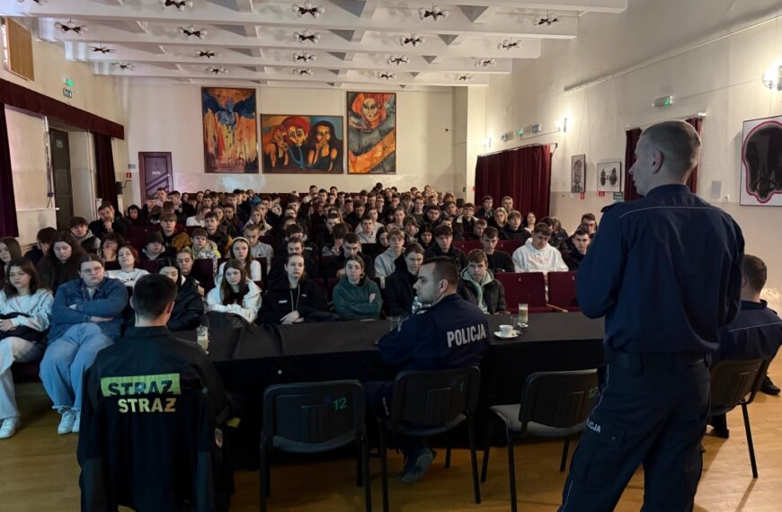 „Świadomi – bezpieczni” czyli spotkanie myślenickich policjantów z sułkowicką młodzieżą