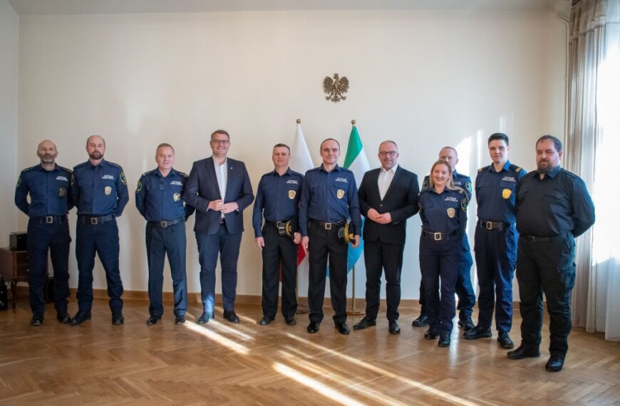 Truciciele powietrza drżyjcie czyli ślubowanie nowych strażników miejskich