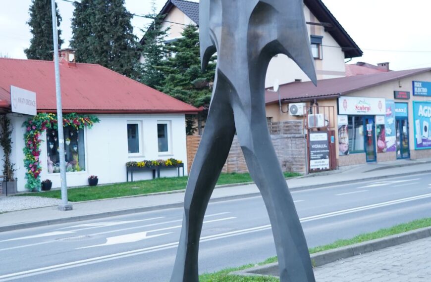 „Figura” – rzeźba prof. Adama Myjaka przed Dekadą w Myślenicach