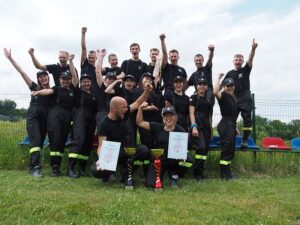 Druhny i druhowie na boisku Iskry