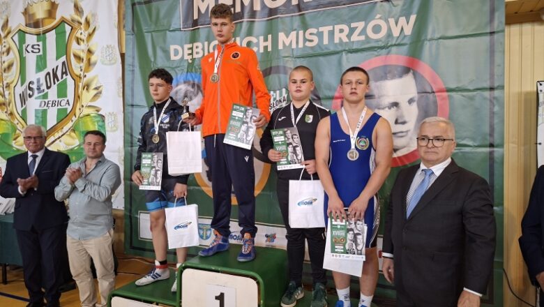 Sukcesy myślenickich zapaśników w Dębicy