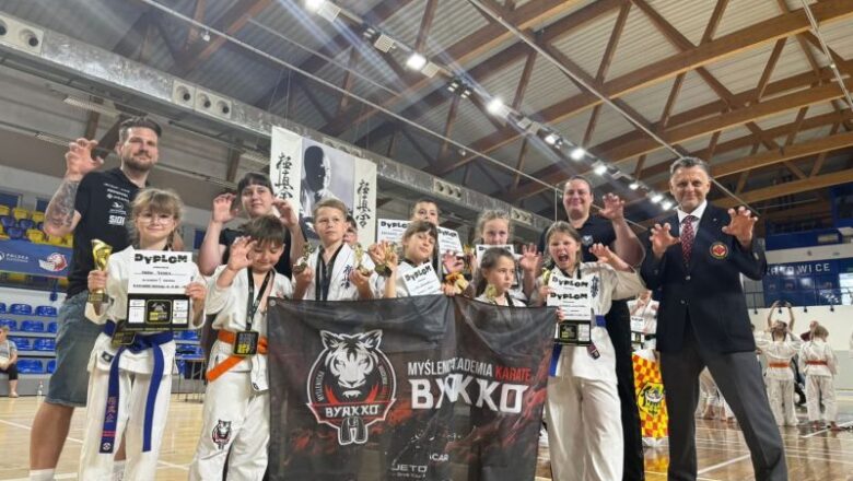 13 medali myślenickich karateków